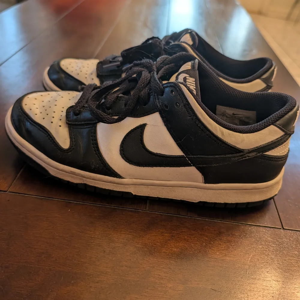 Size 7y (GS) - Nike Dunk Low Black‎ White